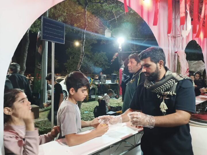 خدمت‌رسانی موکب انصارالحسین (ع) چرام در مشهد؛ از چای و شربت تا غذای گرم برای بدرقه‌کنندگان قائد شهید