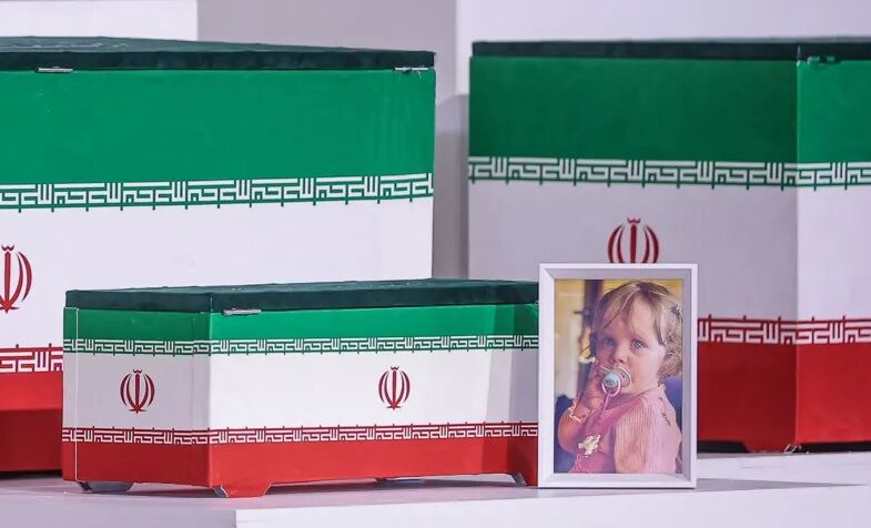 طواف پیکر شهیده زهرا همراه تابوت پدربزرگ