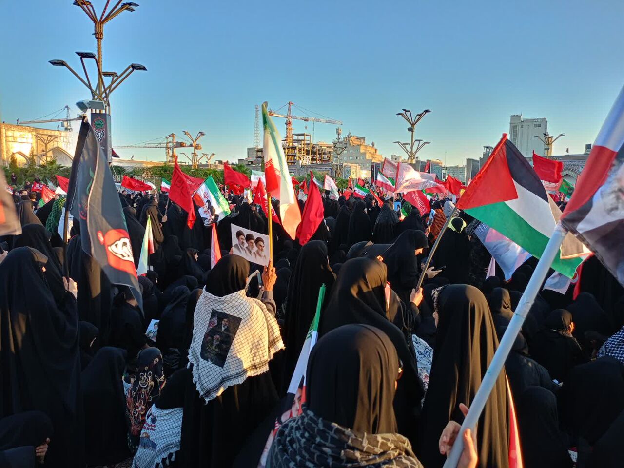 وداع زینبی بانوان با رهبر مجاهد شهید در حرم مطهر رضوی