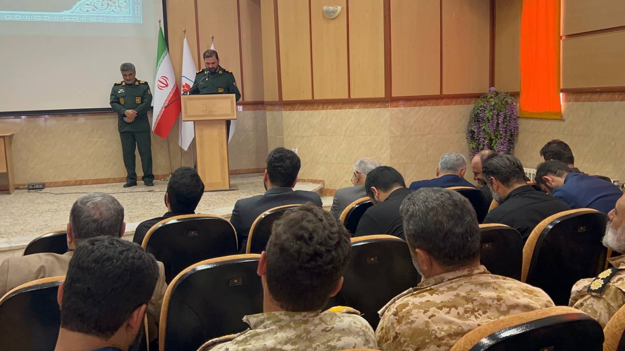 مذاکره با قاتلان رهبر شهید با مشت‌های گره‌کرده باشد