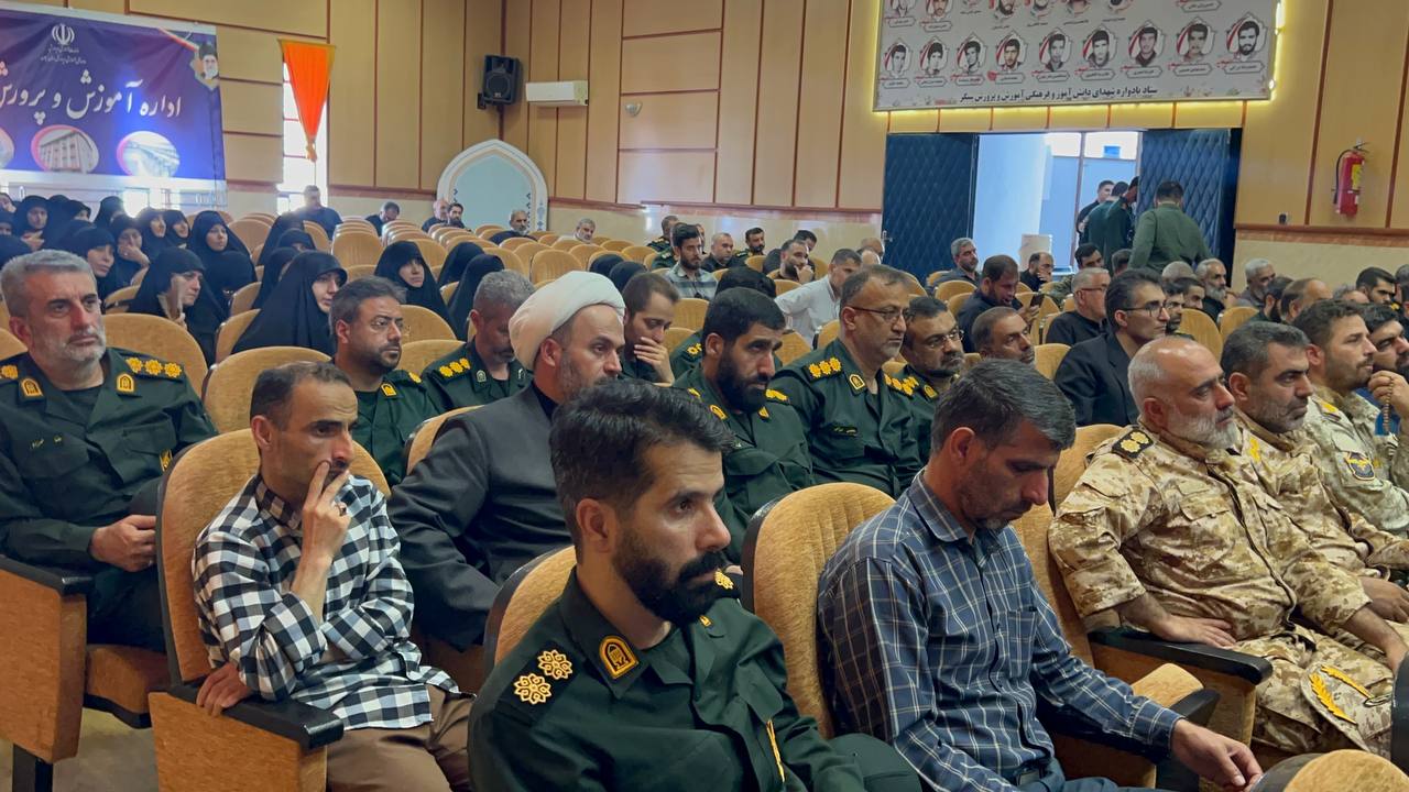مذاکره با قاتلان رهبر شهید با مشت‌های گره‌کرده باشد