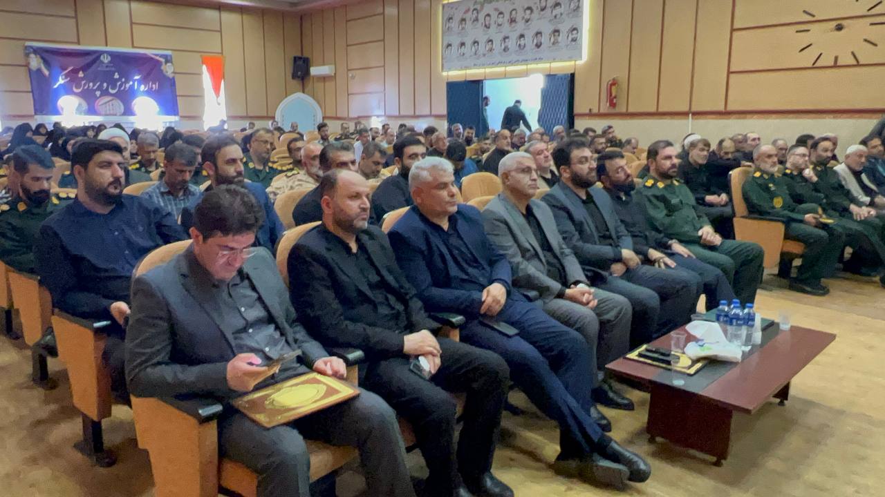 مذاکره با قاتلان رهبر شهید با مشت‌های گره‌کرده باشد
