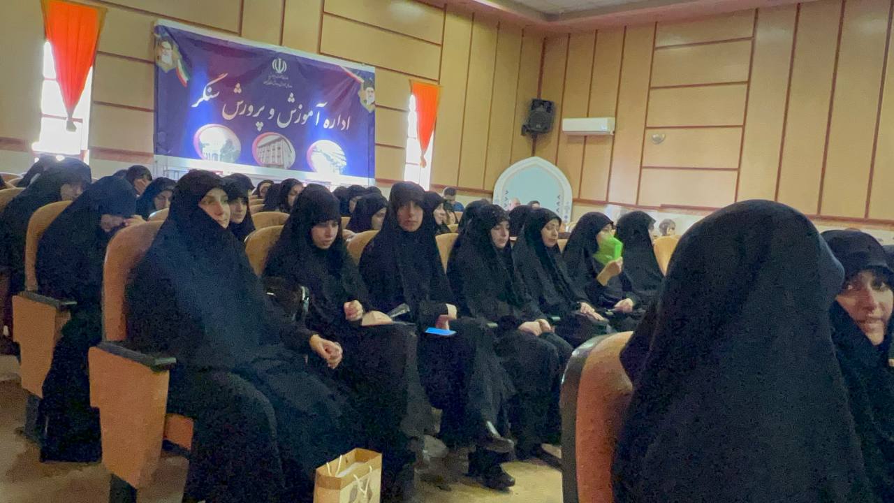 مذاکره با قاتلان رهبر شهید با مشت‌های گره‌کرده باشد