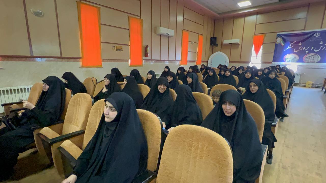 مذاکره با قاتلان رهبر شهید با مشتهای گرهکرده باشد