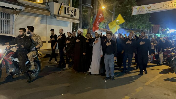 دسته‌های عزاداری محلات سنگر به اجتماع شبانه پیوستند؛ عزاداران در سوگ امام شهید