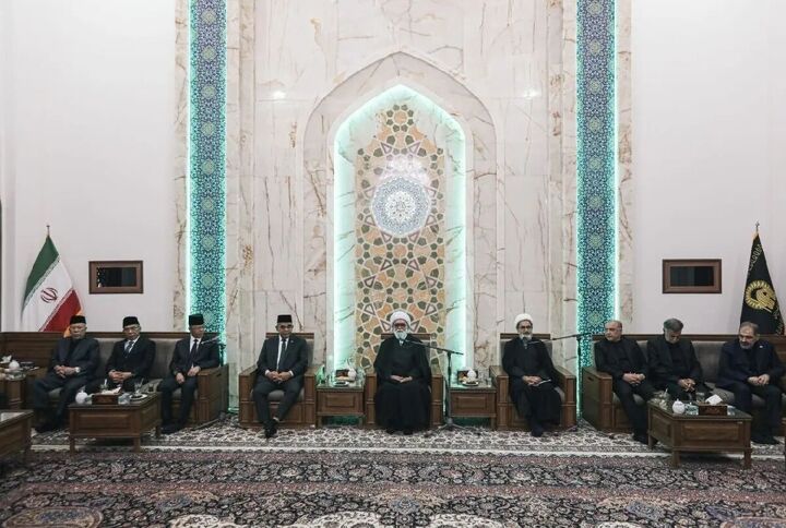 عرض ارادت هیات عالی رتبه اندونزیایی به رهبر شهید در حرم رضوی