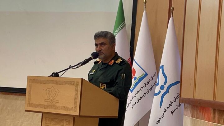 مذاکره با قاتلان رهبر شهید با مشت‌های گره‌کرده باشد