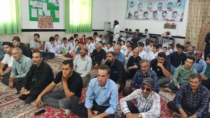 میز خدمت در روستای گنداب، گامی برای ارتباط بی‌واسطه با مردم و رفع مشکلات آنان است