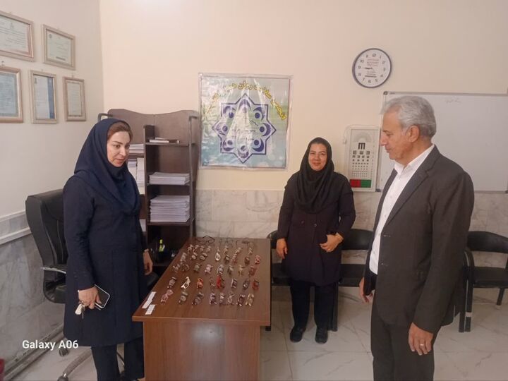 پیشگیری از تنبلی چشم با همراهی خیرین؛ ۵۰ کودک قروه‌ای صاحب عینک شدند