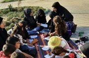 غرفه نقاشی کودکان در پارک قلعه قروه با موضوع «تا پای جان ایستاده‌ایم» برپا شد
