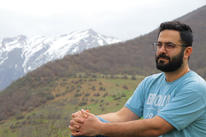 از قلمِ «هایپررئال» تا مشتِ گره‌کرده‌ی مقاومت؛ روایتِ هنرمندِ نوشهری از «جهاد تبیین» با سلاحِ کاریکاتور