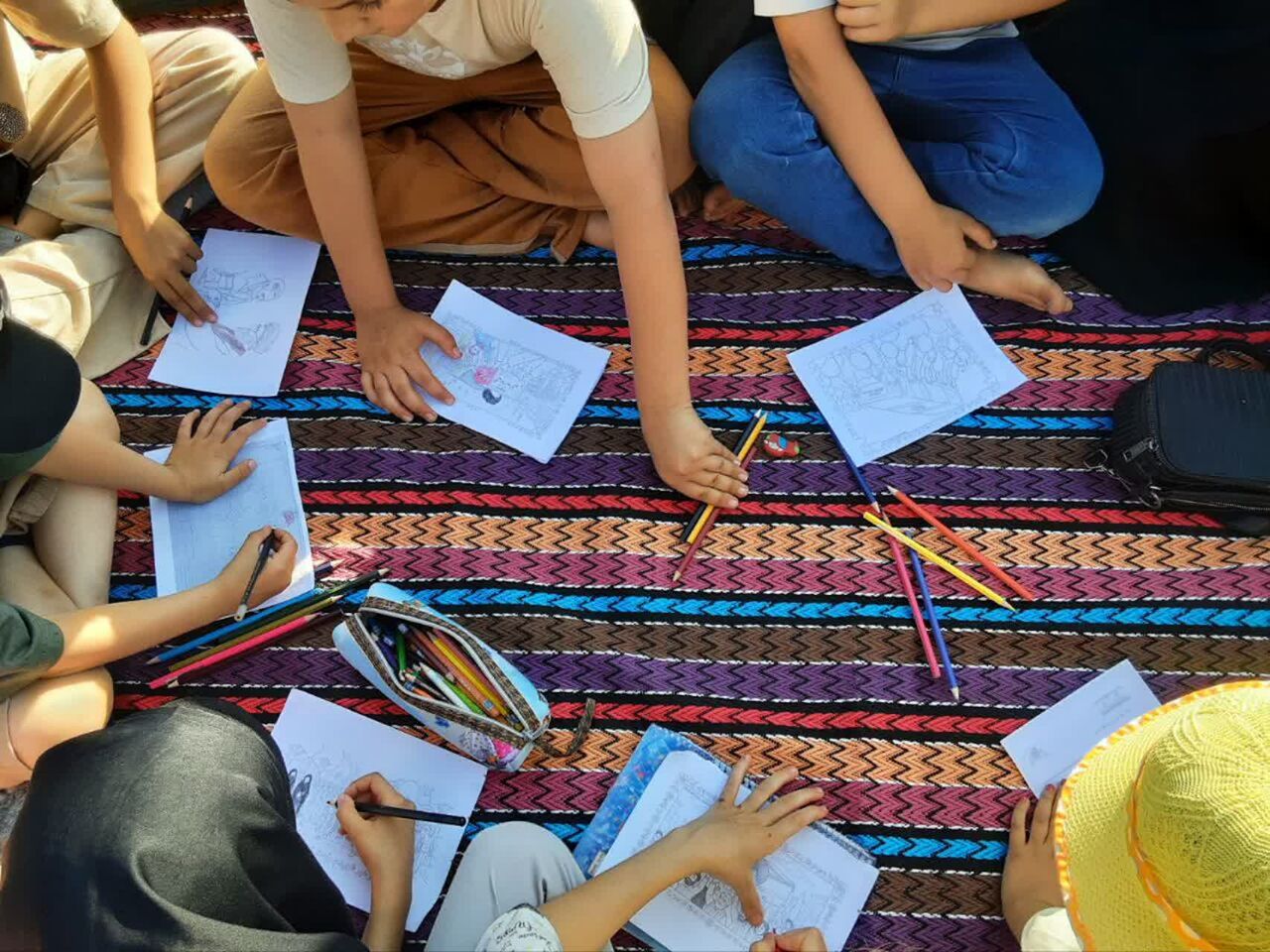 غرفه نقاشی کودکان در پارک قلعه قروه با موضوع «تا پای جان ایستاده‌ایم» برپا شد