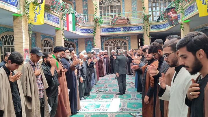 بزرگداشت رهبر شهید انقلاب و رونمایی از دست‌خط مبارک معظم‌له در مدرسه علمیه امام صادق(ع)