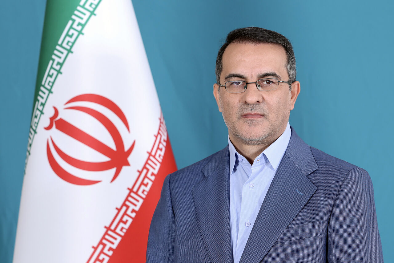 دولت چهاردهم اصلاح نظام اداری، عدالت در استخدام و ارتقای کیفیت خدمات به مردم را دنبال می‌کند