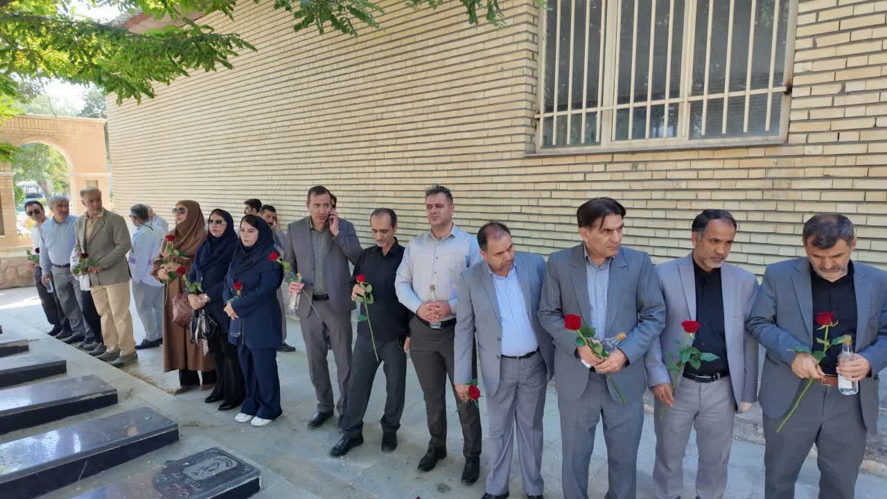 غبارروبی مزار شهدای سنندج همزمان با هفته بهزیستی؛ تجدید میثاق با آرمان‌های ایثار و خدمت