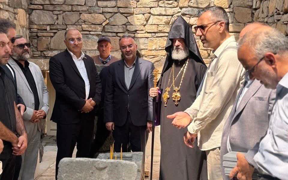 مردم ایران با تنوع قومی و مذهبی، خانواده بزرگ ملت ایران را تشکیل داده‌اند
