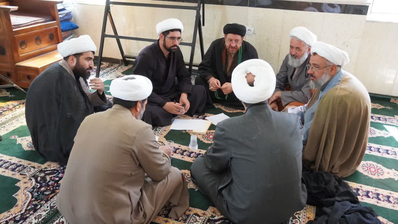 دوره سهروزه توانمندسازی ائمه جماعات ۱۱۰ مسجد شاخص استان همدان برگزار شد