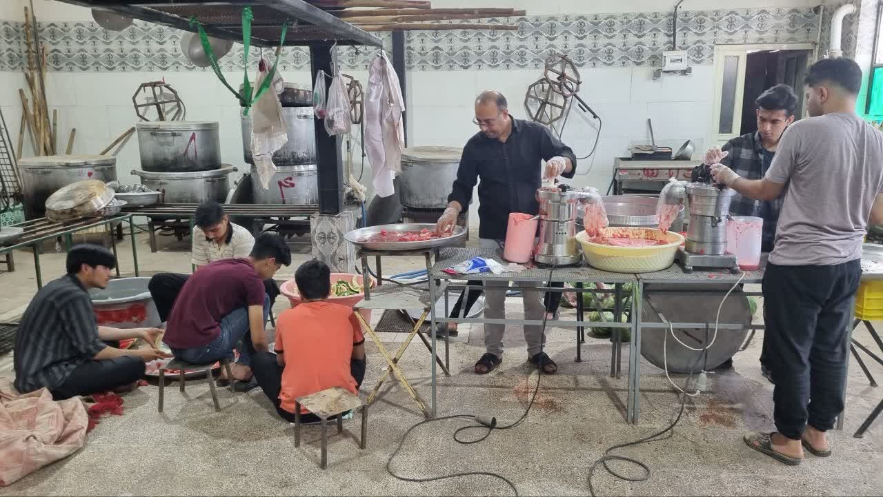 عطر نان صلواتی در روستای محمدآباد مرکزی آران و بیدگل/ ادای دین هیئت اباالفضل (ع) روستا به ساحت قائد شهید امت