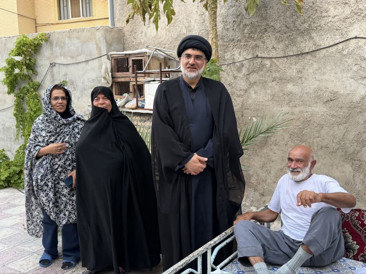 عیادت از خادمی که سال‌ها چراغ مسجد را روشن نگه داشت؛ مردی که عمرش را پای مسجد گذاشت
