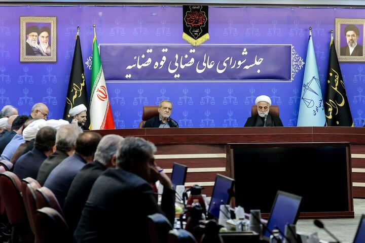 پزشکیان: دولت، رسانه ملی، ائمه جمعه، مساجد، منابر همه یک روایت مشترک را به جامعه منتقل کنند