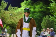اجرای نمایش «همه نمی‌رسند» توسط بچه‌های کانون الزهرا (س) در حاشیه تجمع مردم جهرم