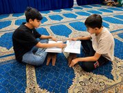 مباحثه قرآن در مسجد بیت‌الله فسا؛ نوجوانان مسجدی با تلاوت گروهی، آیات الهی را مرور می‌کنند
