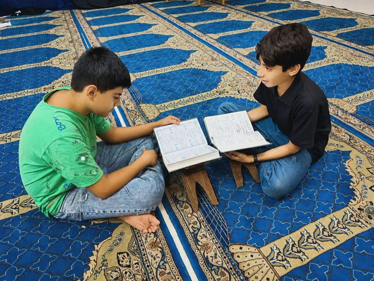 مباحثه قرآن در مسجد بیت‌الله فسا؛ نوجوانان مسجدی با تلاوت گروهی، آیات الهی را مرور می‌کنند