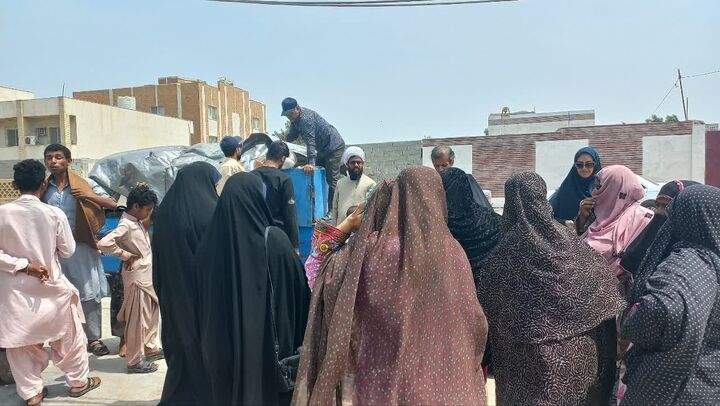 توزیع بسته معیشتی در مناطق آسیب‌دیده از حمله رژیم منحوس آمریکایی در چابهار
