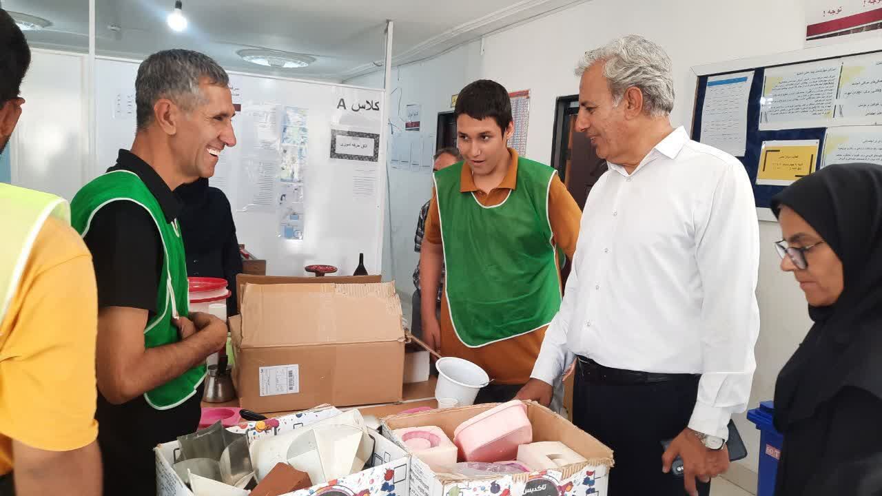 برپایی نمایشگاه آثار هنری مددجویان در قروه؛ گامی برای تغییر نگرش نسبت به توانمندی‌های معلولان