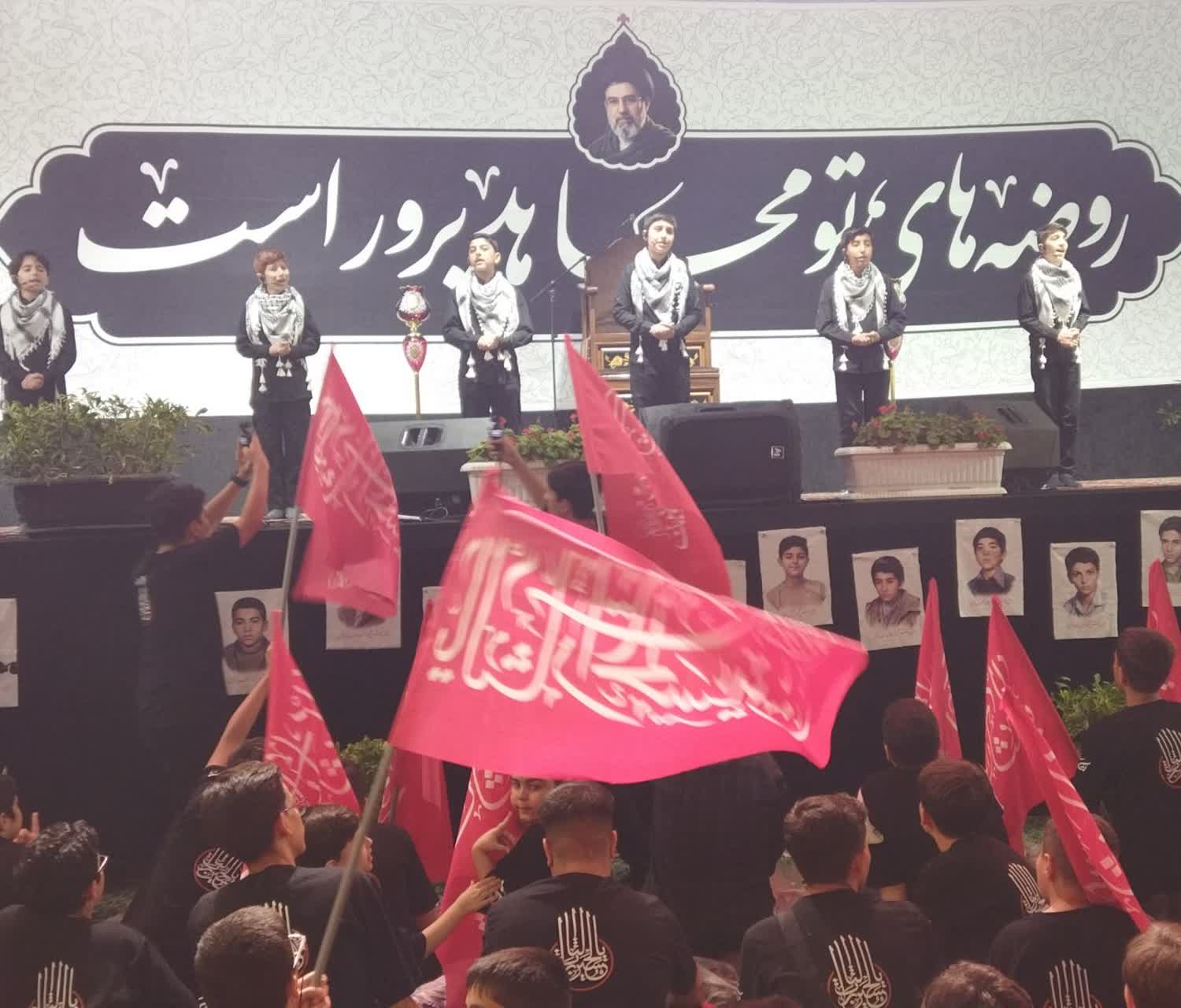 خروش نسل نوجوان هیاتی در بارگاه ملکوتی سیدالکریم(ع)/ طنین سرود باید برخاست با همنوایی نوجوانان در آیین بدرقه زائران اربعین