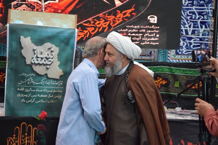 تجلیل از ۴۰ سال خدمت صادقانه «حاج احمد حاجی‌زاده» در سنگر نمازجمعه آران و بیدگل