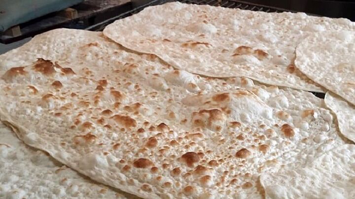 پخت نان صلواتی به نیت رهبر شهید توسط بچه‌های مسجد تکه