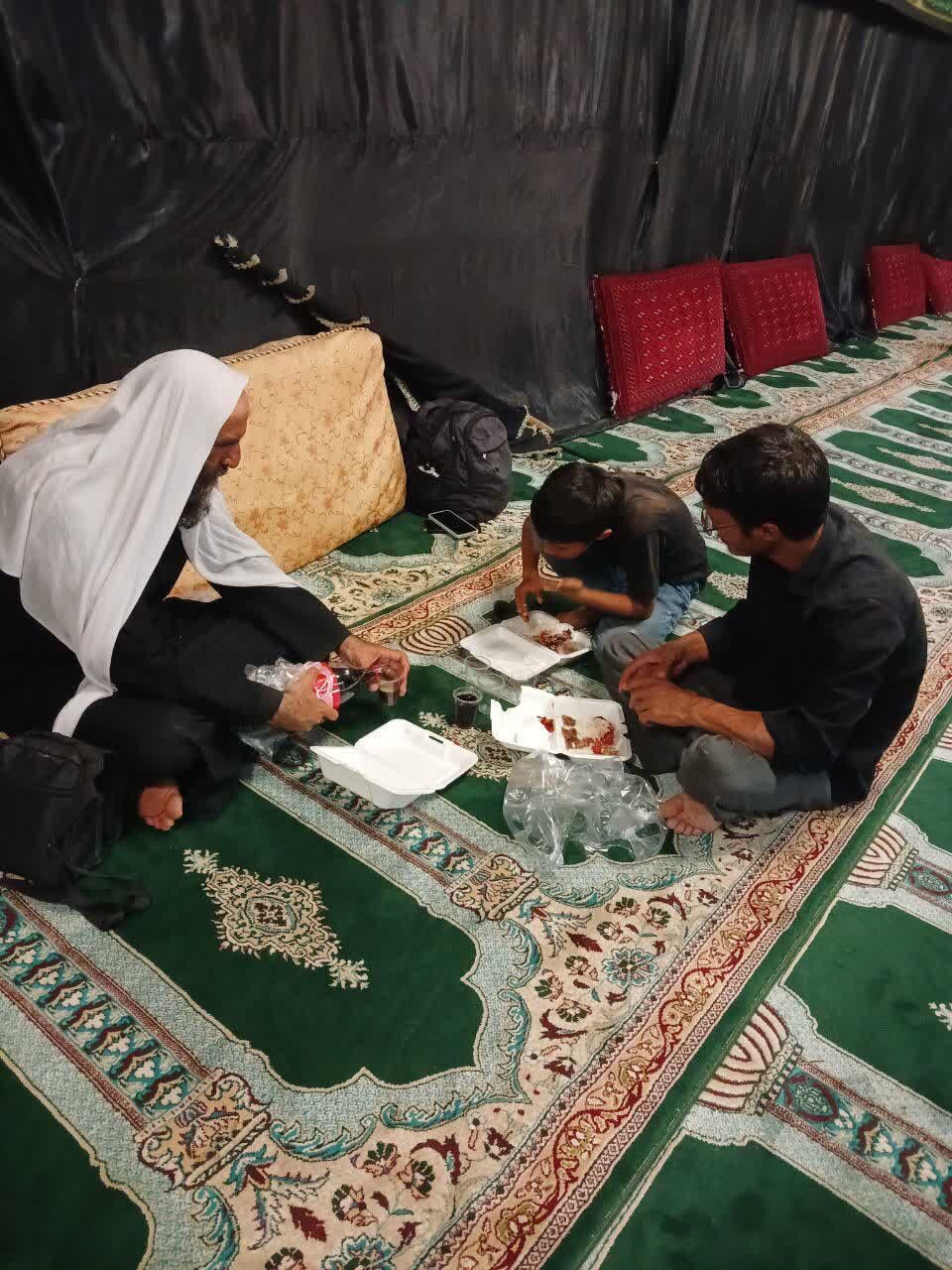 روایت عاشقی از اسلامآبادغرب؛ موکبی که خانه زائران اربعین شد/ از اسکان خانوادههای حادثهدیده تا پخت ۱۲ هزار پرس غذای گرم