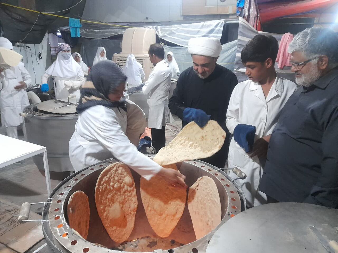 موکب امام علی(ع) سهقلعه؛ از نان گرم تا چای داغ برای زائران سیدالشهدا(ع)