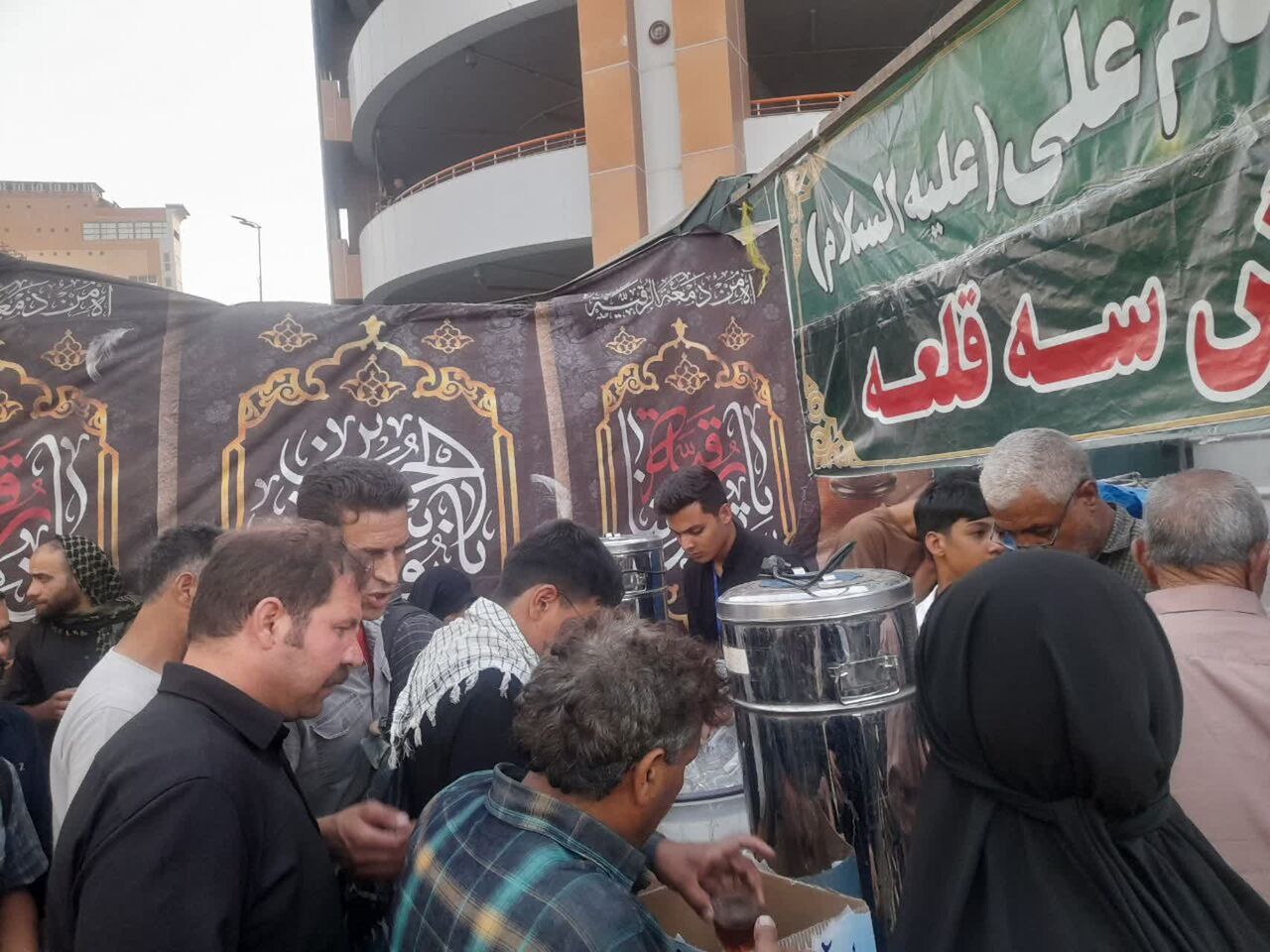 موکب امام علی(ع) سه‌قلعه؛ از نان گرم تا چای داغ برای زائران سیدالشهدا(ع) 