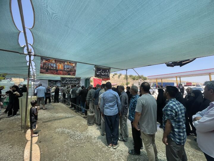موکب جوانان صاحب‌الزمان(عج)؛ جلوه‌ای از همدلی بچه‌های مسجد در مسیر خدمت به زائران اربعین