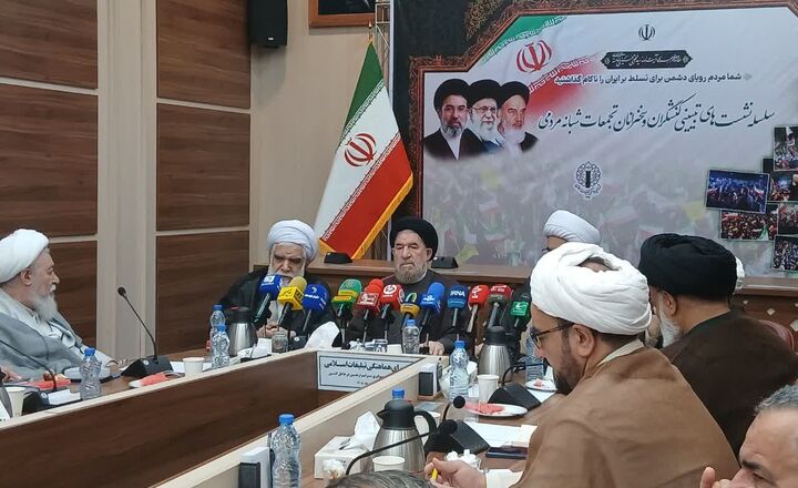 اربعین را میدان خونخواهی رهبر شهید می‌کنیم/ پیاده‌روی جاماندگان اربعین با شعار «باید برخاست» و نماد مشت گره‌کرده