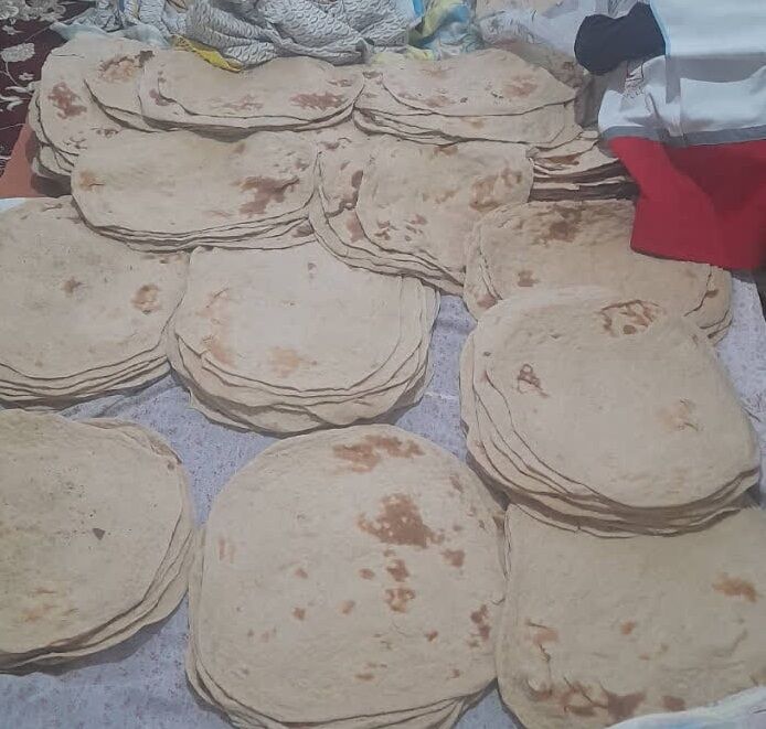 ۱۷۰۰ قرص نان نذری توسط خانههای هلال قائنات برای زائران حسینی پخت شد