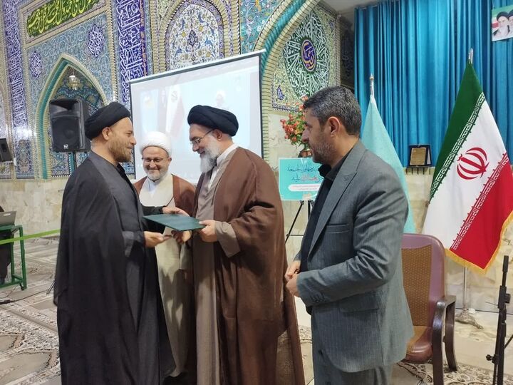 تجلیل از رئیس شورای هماهنگی تبلیغات اسلامی کهگیلویه و بویراحمد برای سازماندهی تجمعات مردمی