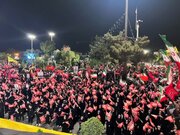 اجتماع پرشور نسل حماسه ساز در میدان شهدای اراک/ پرچم ایثار بر دوش دختران و پسران اراکی