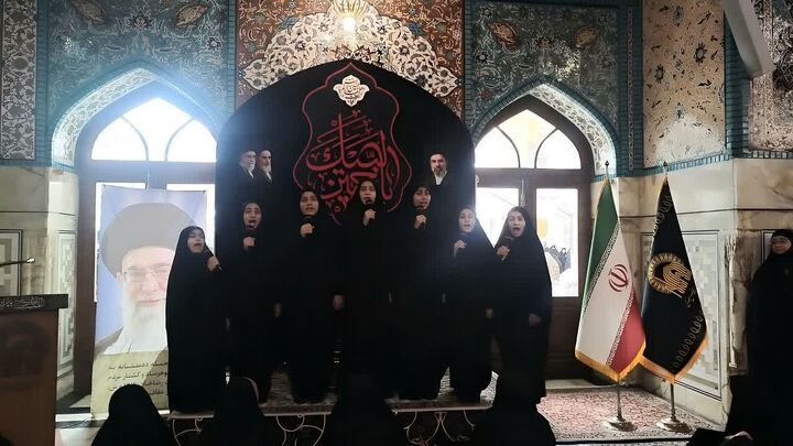 اجرای معنوی گروه سرود دختران مسجدی لار در صحن امام رضا(ع)