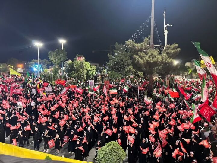 اجتماع پرشور نسل حماسه ساز در میدان شهدای اراک/ پرچم ایثار بر دوش دختران و پسران اراکی