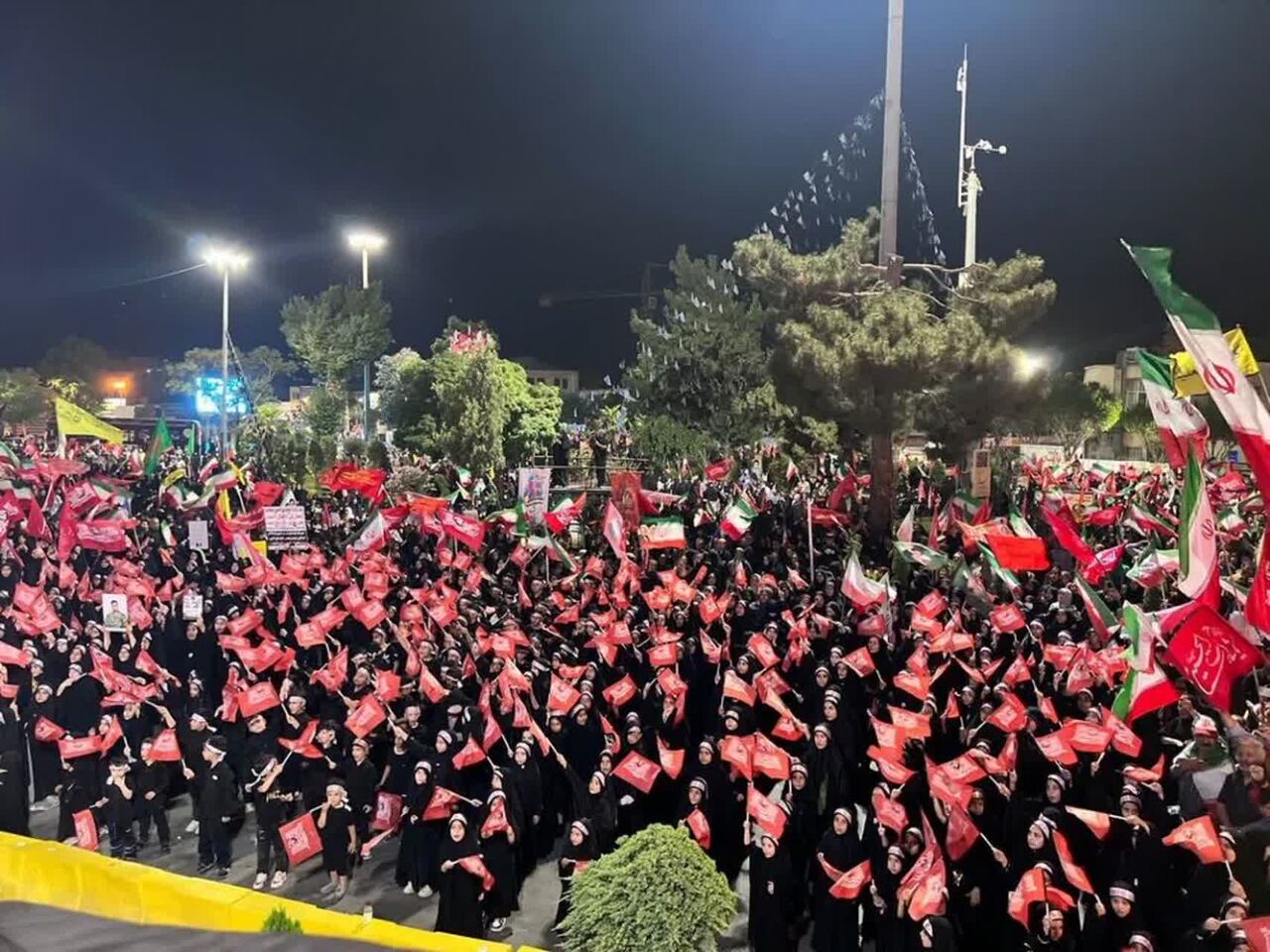 اجتماع پرشور نسل حماسه ساز در میدان شهدای اراک/ پرچم ایثار بر دوش دختران و پسران اراکی