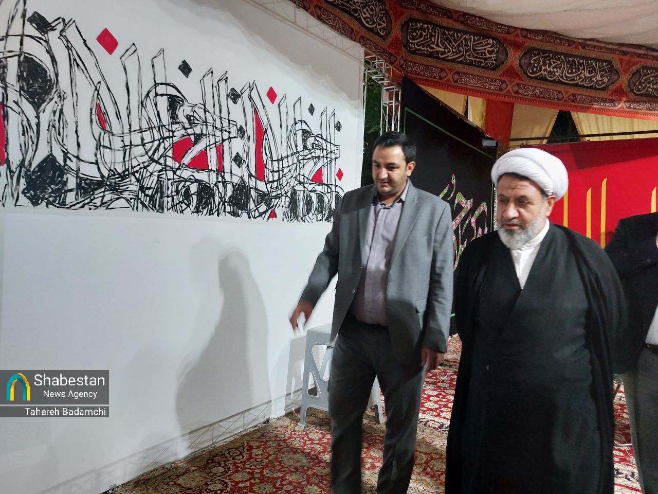نماینده ولیفقیه در استان و امام جمعه کرمان از آثار هنرمندان چهارمین سوگواره ملی سرو سرخ بازدید کرد