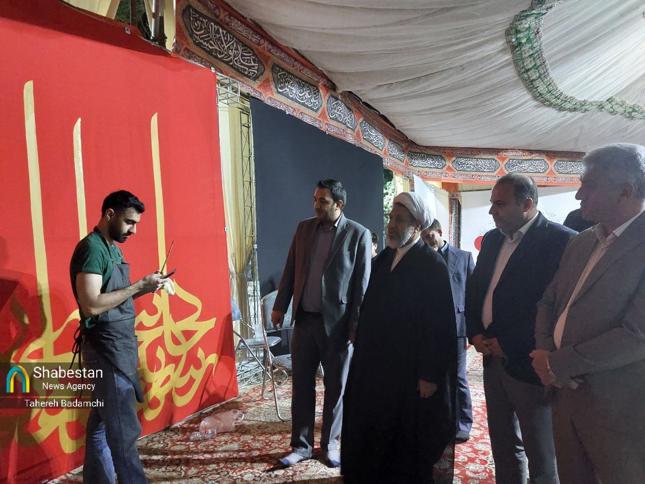 نماینده ولیفقیه در استان و امام جمعه کرمان از آثار هنرمندان چهارمین سوگواره ملی سرو سرخ بازدید کرد