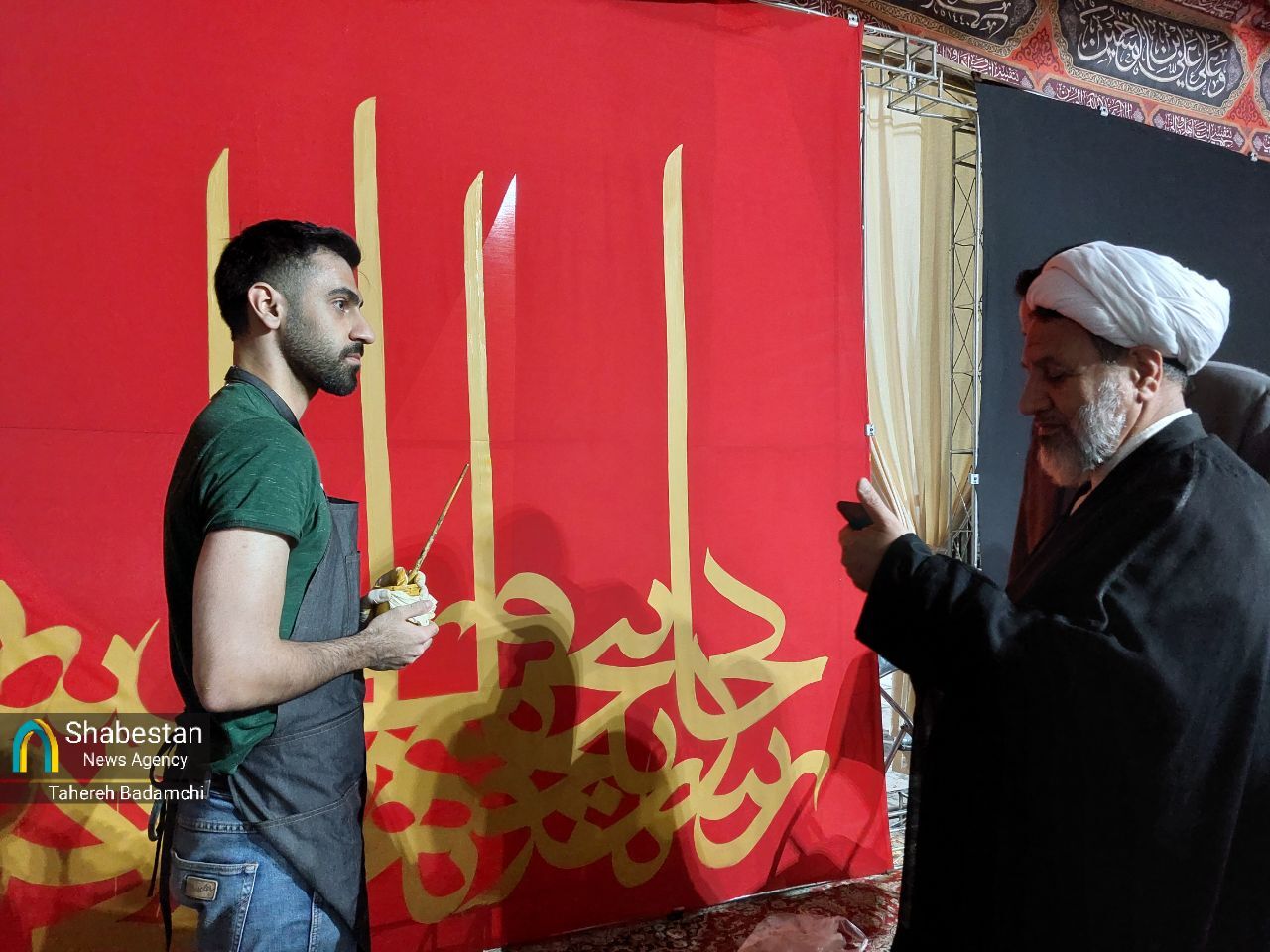 نماینده ولی‌فقیه در استان و امام جمعه کرمان از آثار هنرمندان چهارمین سوگواره ملی سرو سرخ بازدید کرد
