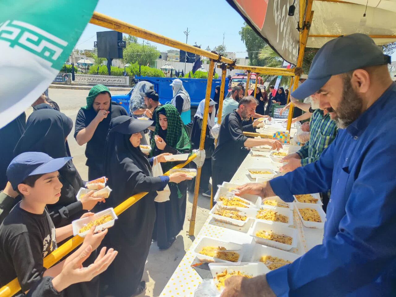 طنین خدمت خادمان مازندرانی در شهر پدری امام زمان(عج) / توزیع روزانه ۵ هزار پرس غذای گرم در سامرا&nbsp;