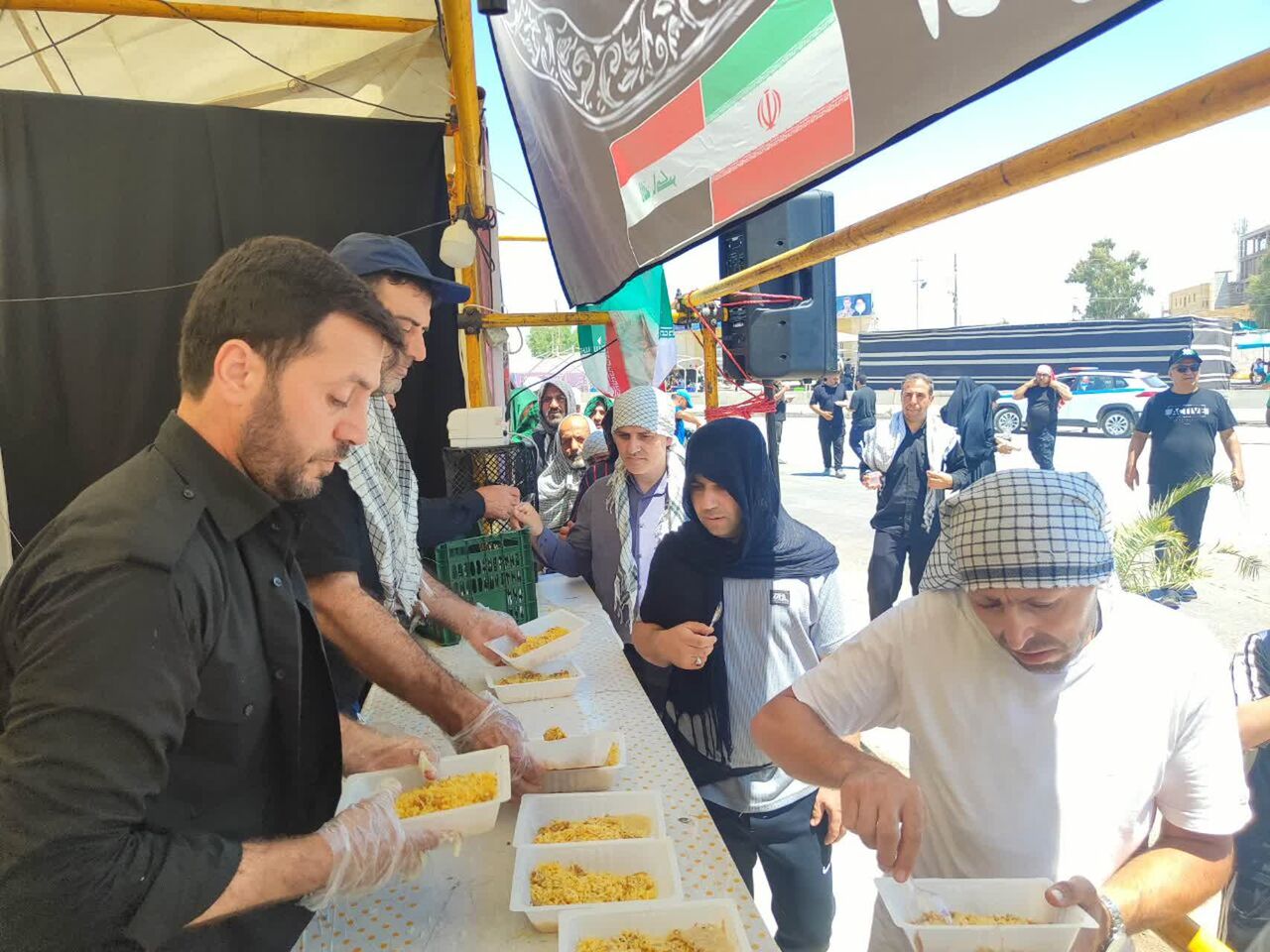طنین خدمت خادمان مازندرانی در شهر پدری امام زمان(عج) / توزیع روزانه ۵ هزار پرس غذای گرم در سامرا