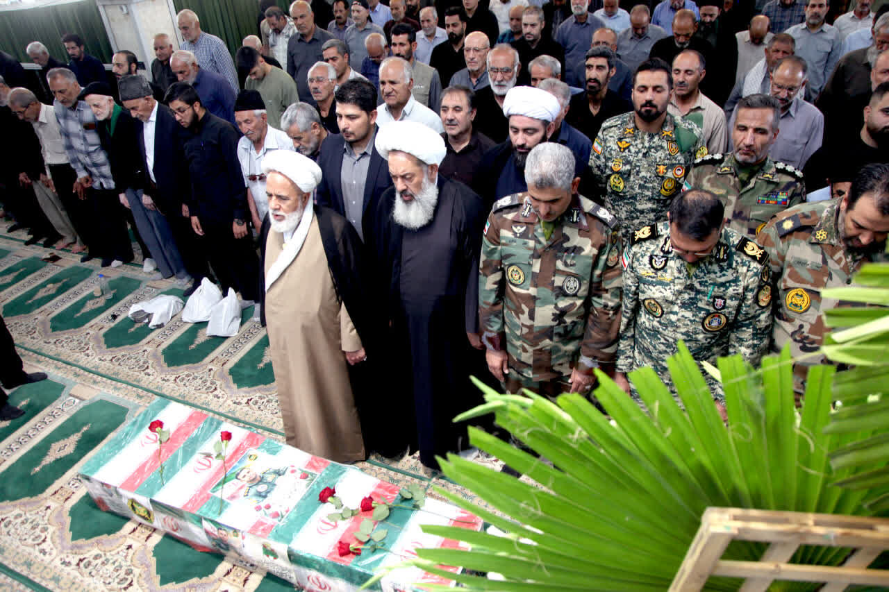 تشییع باشکوه شهید خلبان یونس حاجی‌عزیزی پس از نماز جمعه کرمانشاه