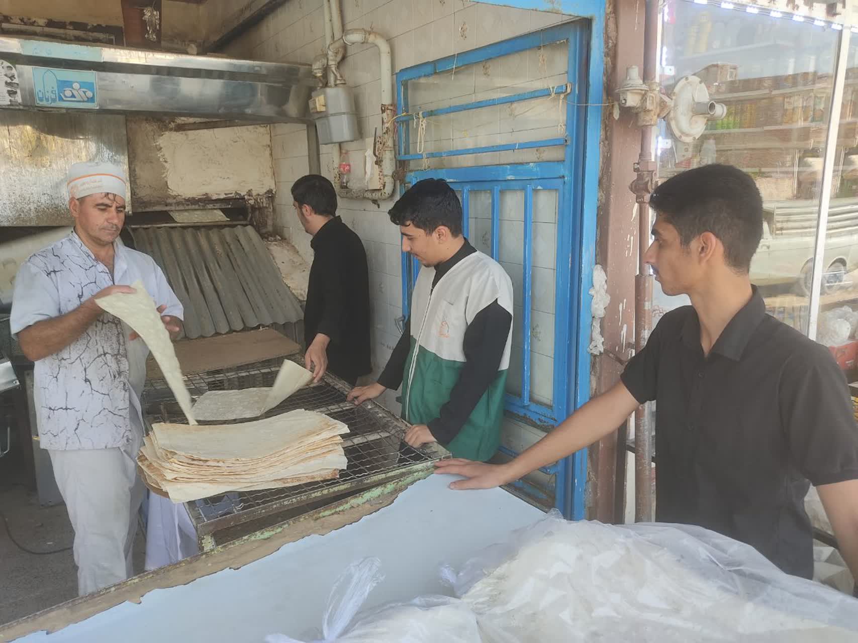 خدمت‌رسانی جوانان کانون ثامن‌الحجج بناب به زائران اربعین در مسیر کربلا